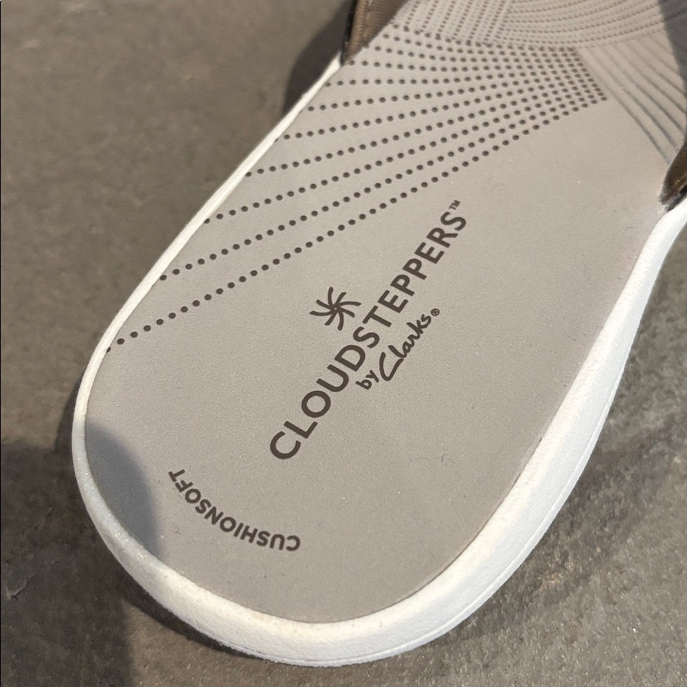 Clarks Cloudsteppers Cushion soft,shock absorbing,lightweight,grippy sandals - Picture 6 of 10